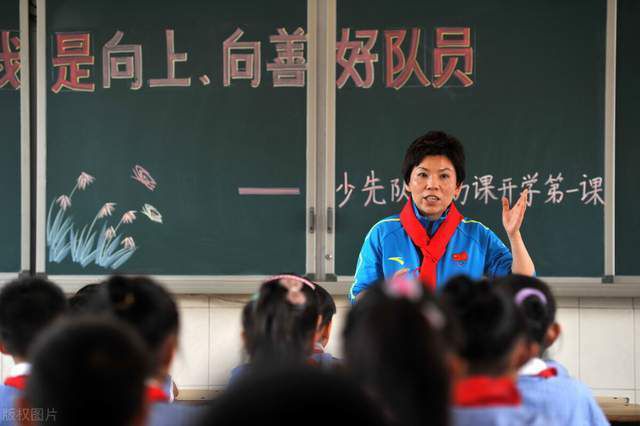 外埠流落多年的男孩落日在爷爷归天以后回抵家乡经营起爷爷丢给他的游戏厅，一次不测让他发现了被尘封已久的机械女孩七杀，曾与落日两小无猜的女孩小静与七杀，因配合深爱着这个男孩而心存芥蒂，可是树欲静而风不止，一股险恶权势的呈现完全打乱了他们的糊口节拍，他们不能不携起手来配合面临壮大的仇敌。